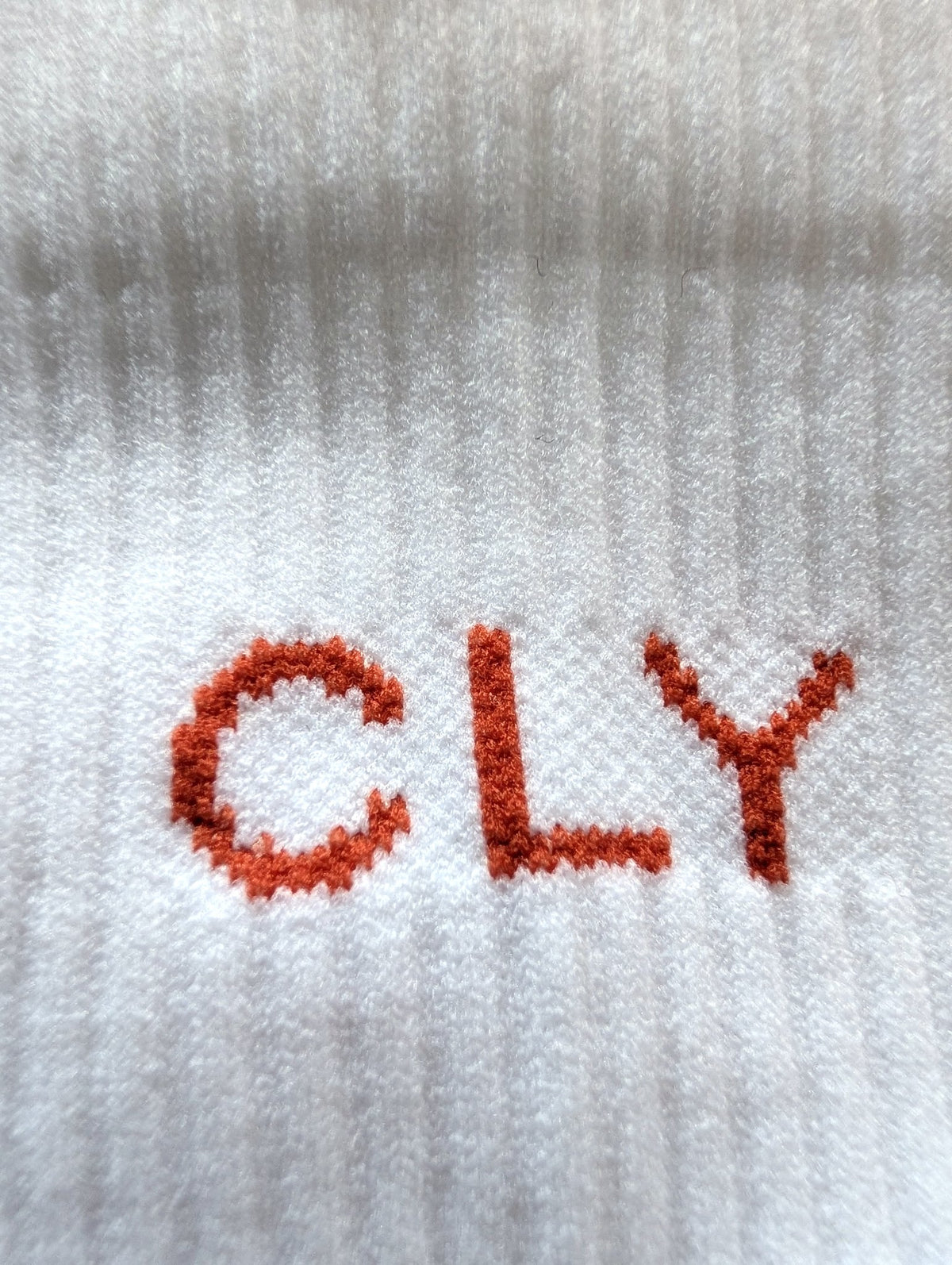 Detalle del tejido acanalado del calcetín CLY ZERO con el logo